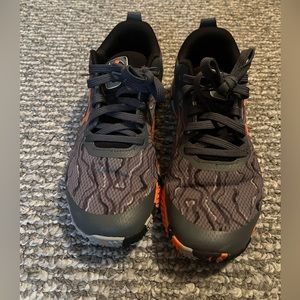 Boys size 5.5 Under Armour sneakers